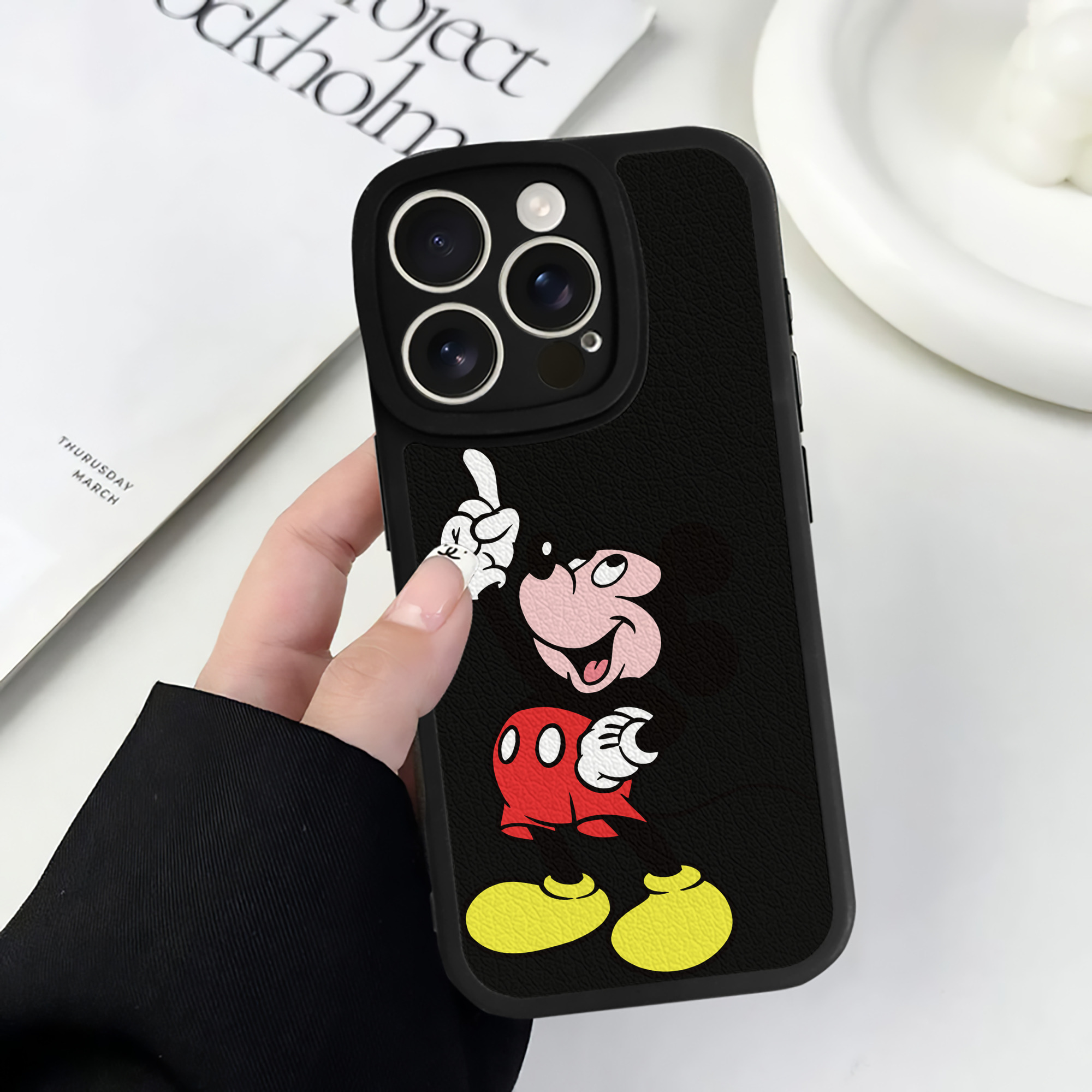 （画像用） ミッキーマウス Mickey Mouse 【iPhone 16シリーズ対応】シリコンスマホケース（レザー調） 材質：シリコン